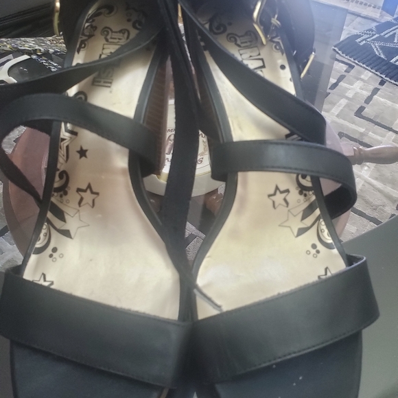 Shoes - Picture 4 of 4